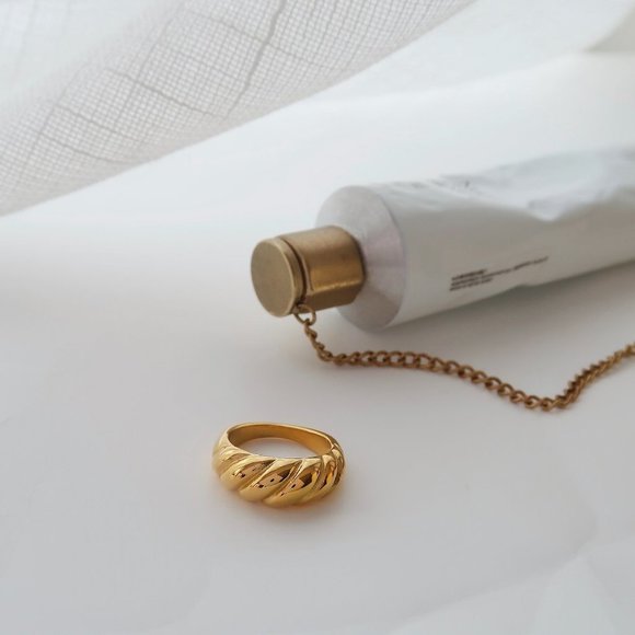 NEW 18K Gold Plated Braided Croissant Ring 0 - Picture 9 of 11